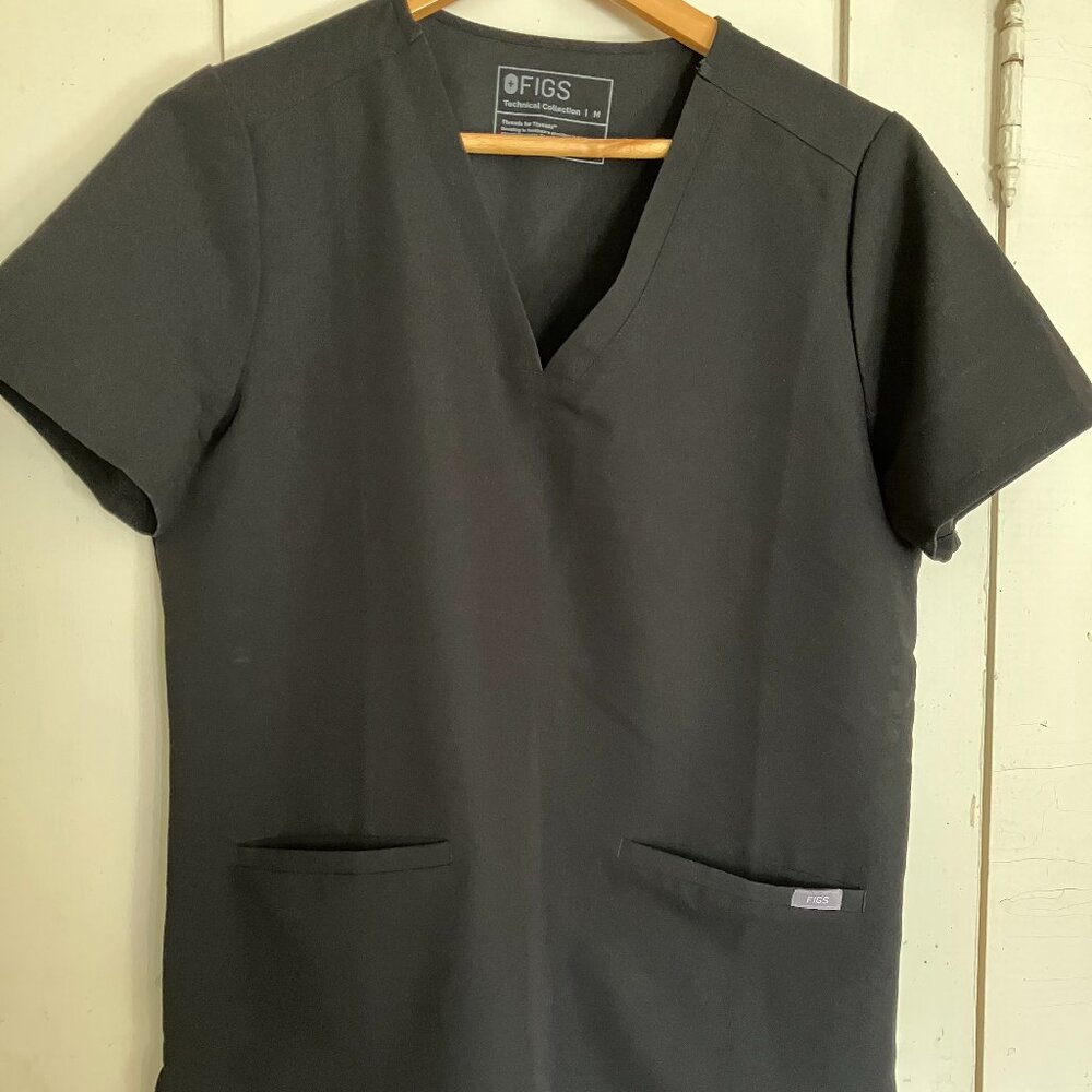 Figs Women's Casma Three-Pocket Scrub Top in Black, Size M